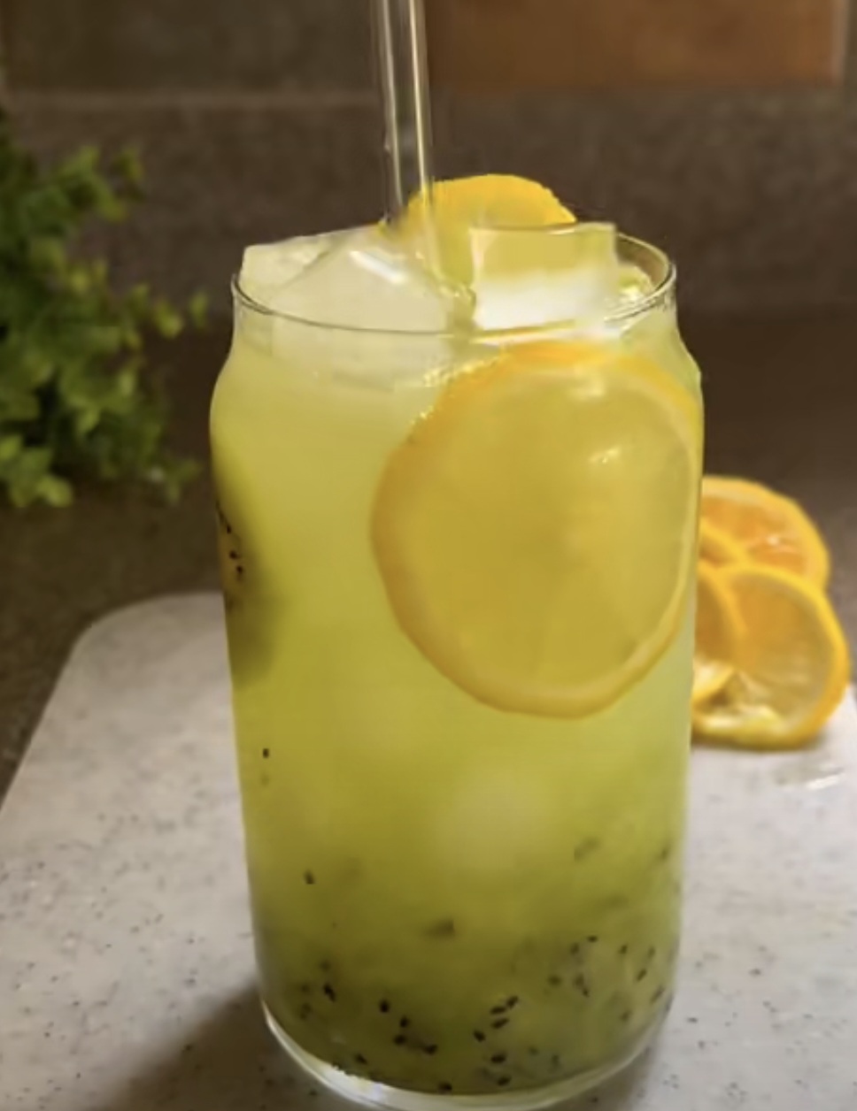Drink cítrico com kiwi e limão no copo