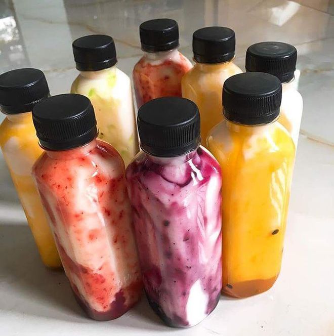 Garrafas com misturas cremosas coloridas