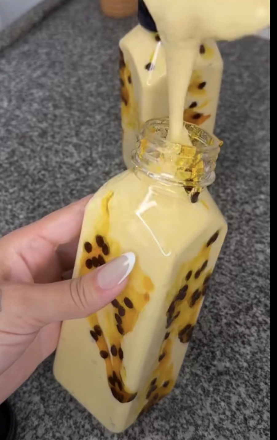Garrafas de drinks cremosos com rótulo personalizado