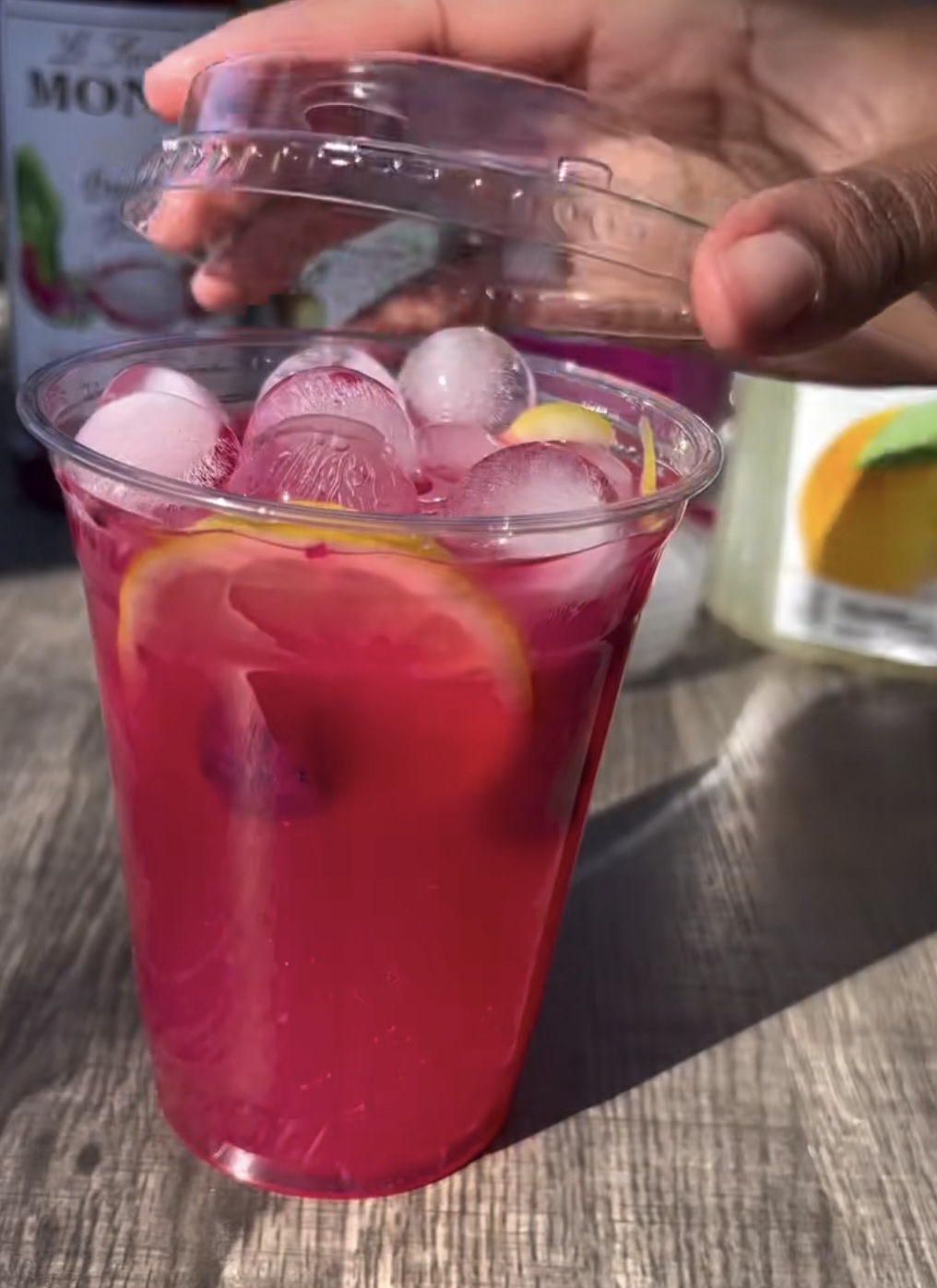 Garrafa de bebida cremosa rosa pronta para entrega