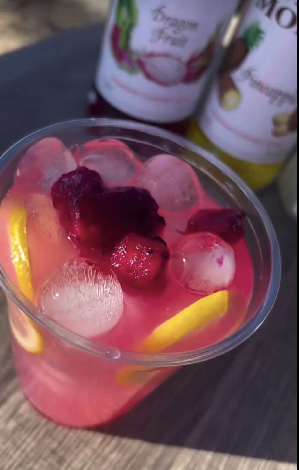 Drink de frutas vermelhas com gelo e limão