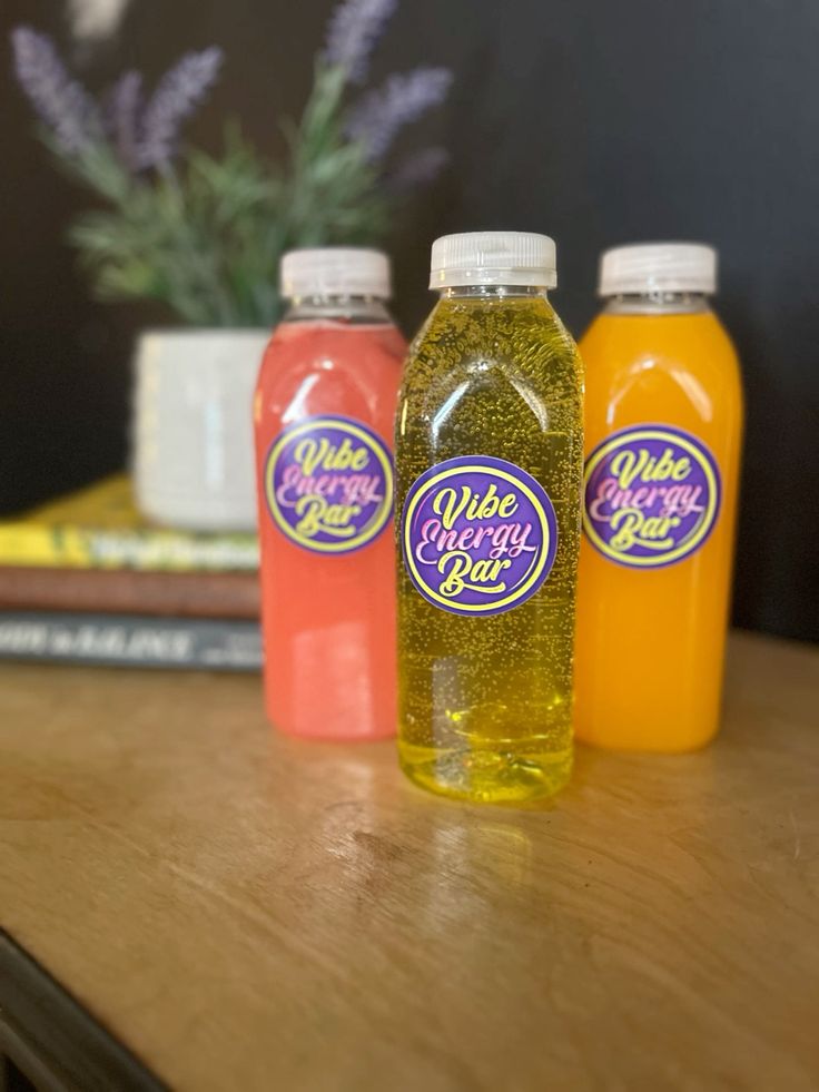 Garrafas com bebidas cremosas coloridas
